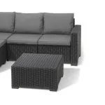 CALIFORNAI CHAISE MŰRATTAN KERTI SAROKGARNITÚRA KIS ASZTALLAL